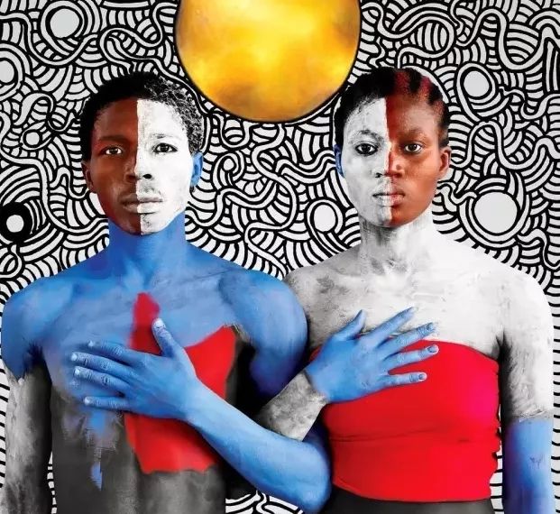 这些令人触目惊心的色彩背后，隐喻着一个国度屈辱的历史