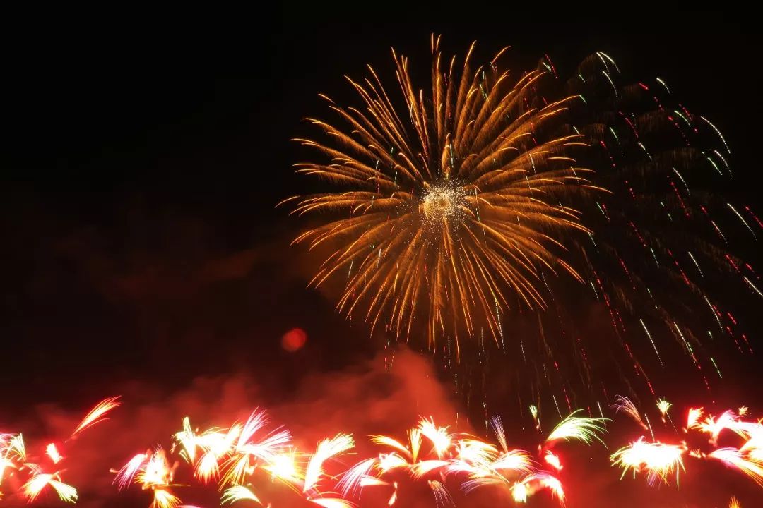 美爆了广州小蛮腰夜景,美爆了的紫色烟花