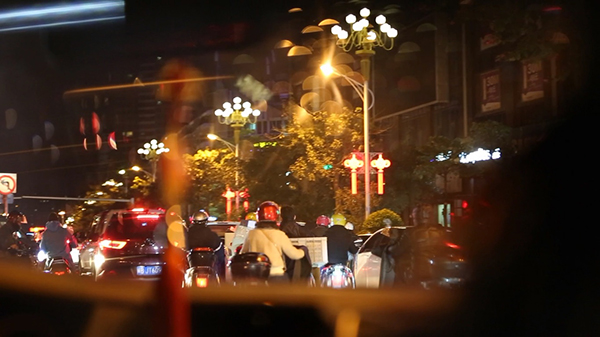 安福电商城：“阿迪耐克”百元无奈只敢深夜开张，严打屡禁不止！