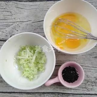 懒人煎饼两分钟就搞定了,一分钟教会你做正宗的煎饼果子