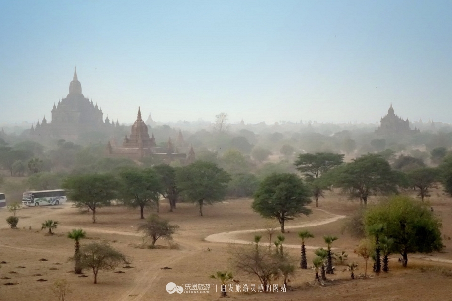 万千佛塔卧夕烟,十里浮屠一望间