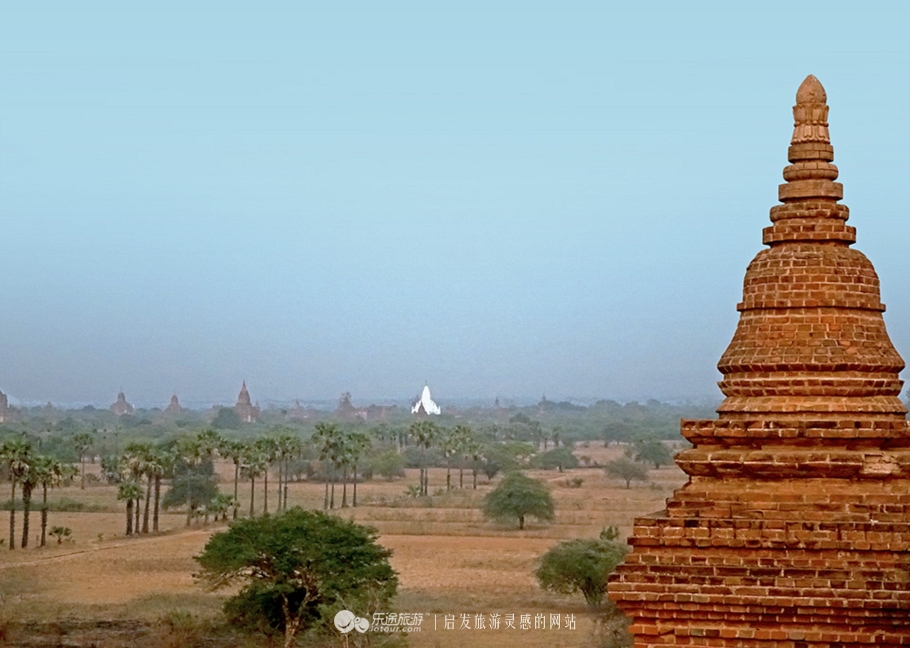 万千佛塔卧夕烟,十里浮屠一望间