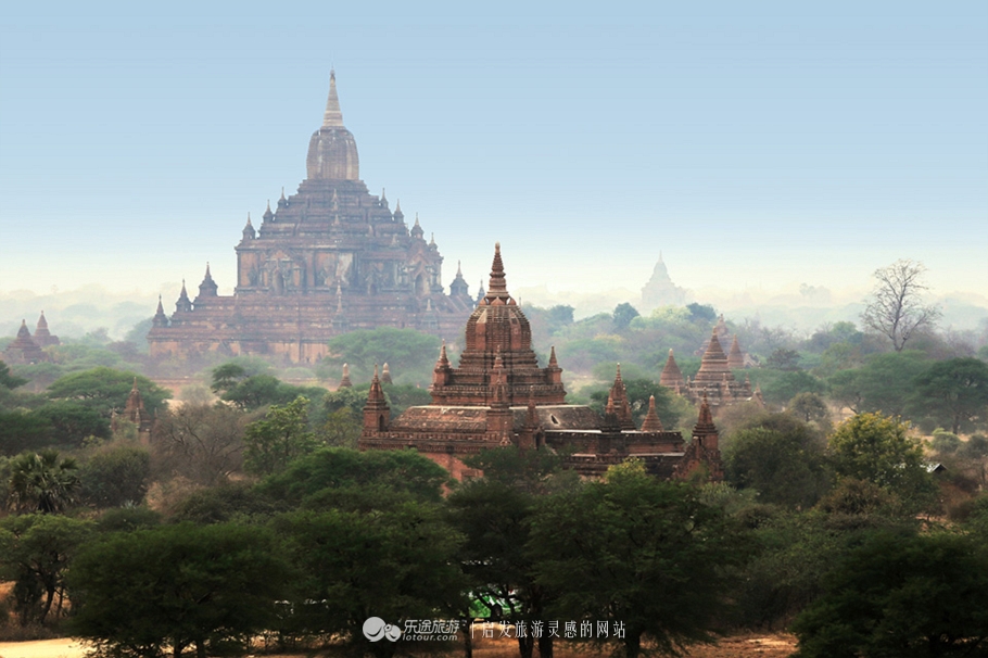 万千佛塔卧夕烟,十里浮屠一望间