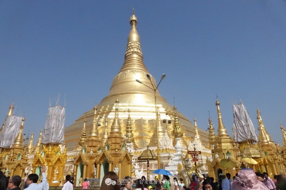 万千佛塔卧夕烟,十里浮屠一望间