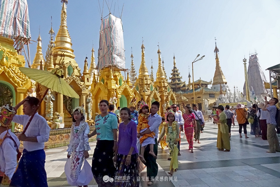 万千佛塔卧夕烟,十里浮屠一望间