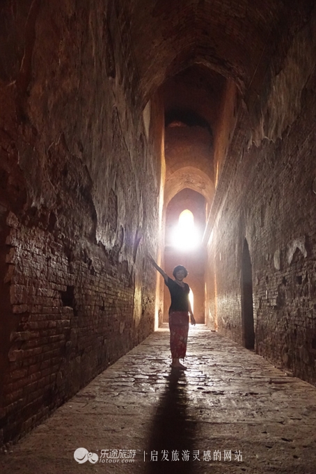 万千佛塔卧夕烟,十里浮屠一望间