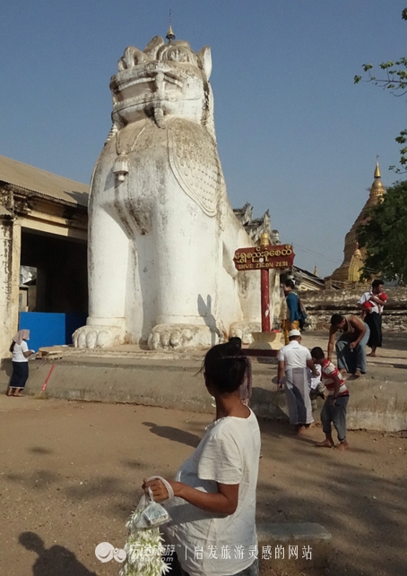 万千佛塔卧夕烟,十里浮屠一望间