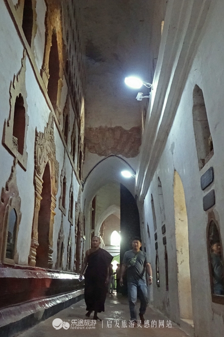 万千佛塔卧夕烟,十里浮屠一望间