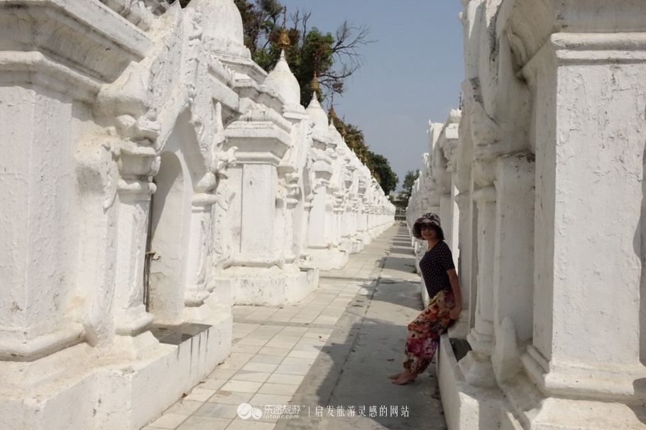 万千佛塔卧夕烟,十里浮屠一望间