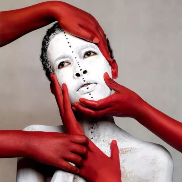 这些令人触目惊心的色彩背后，隐喻着一个国度屈辱的历史