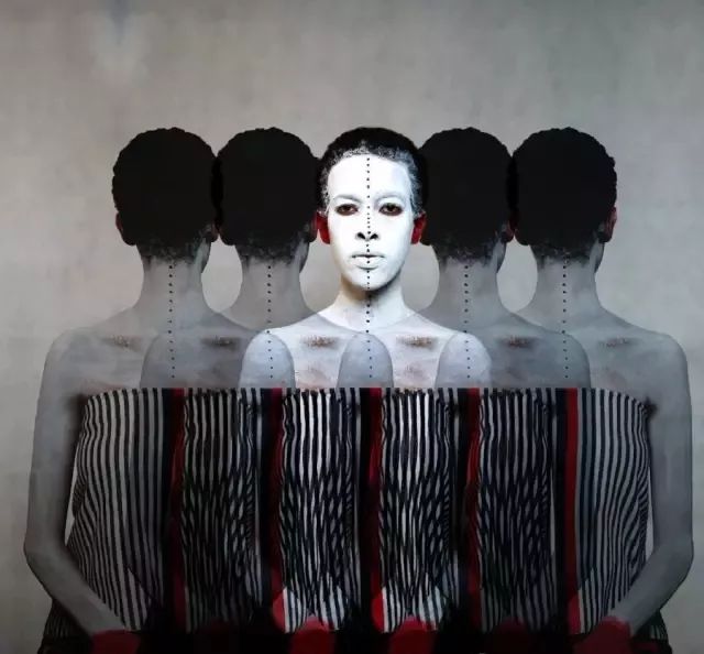 这些令人触目惊心的色彩背后，隐喻着一个国度屈辱的历史