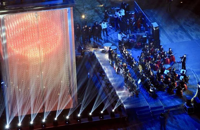 闪耀全国！500架“夜空精灵”炫舞高新，硬科技助力“西安年”完美收官！