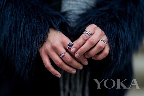 ins上最火的戒指叠戴方法,素圈粗戒指叠搭戴法