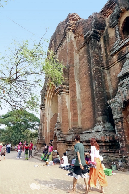 万千佛塔卧夕烟,十里浮屠一望间