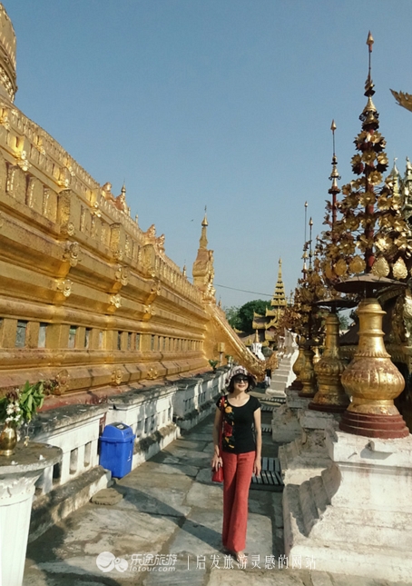 万千佛塔卧夕烟,十里浮屠一望间