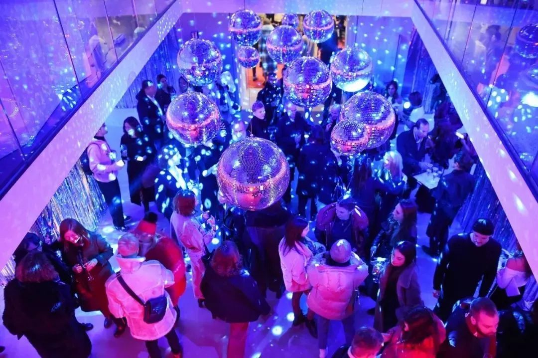 “石头姐”、“黄金芭比”现身ELIZABETHSULCERxMISSSIXTY系列发布派对，演绎示范及穿搭！