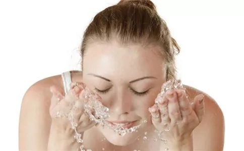 其实防晒是一年四季必备的,防晒都用不对脸上铁定老10岁