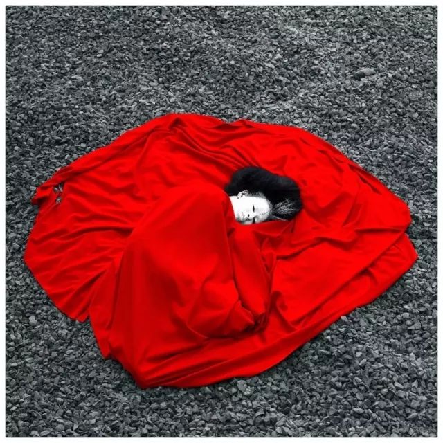 这些令人触目惊心的色彩背后，隐喻着一个国度屈辱的历史