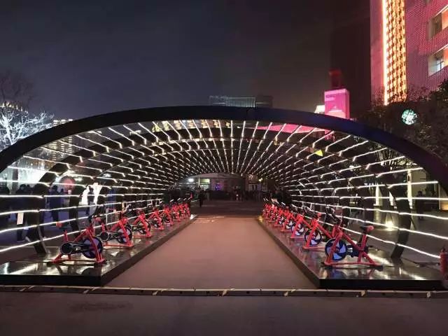 闪耀全国!500架“夜空精灵”炫舞高新,硬科技助力“西安年”完美收官!