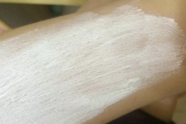 其实防晒是一年四季必备的,防晒都用不对脸上铁定老10岁