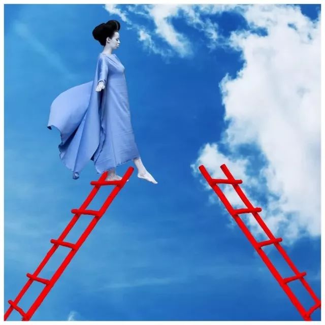 这些令人触目惊心的色彩背后，隐喻着一个国度屈辱的历史