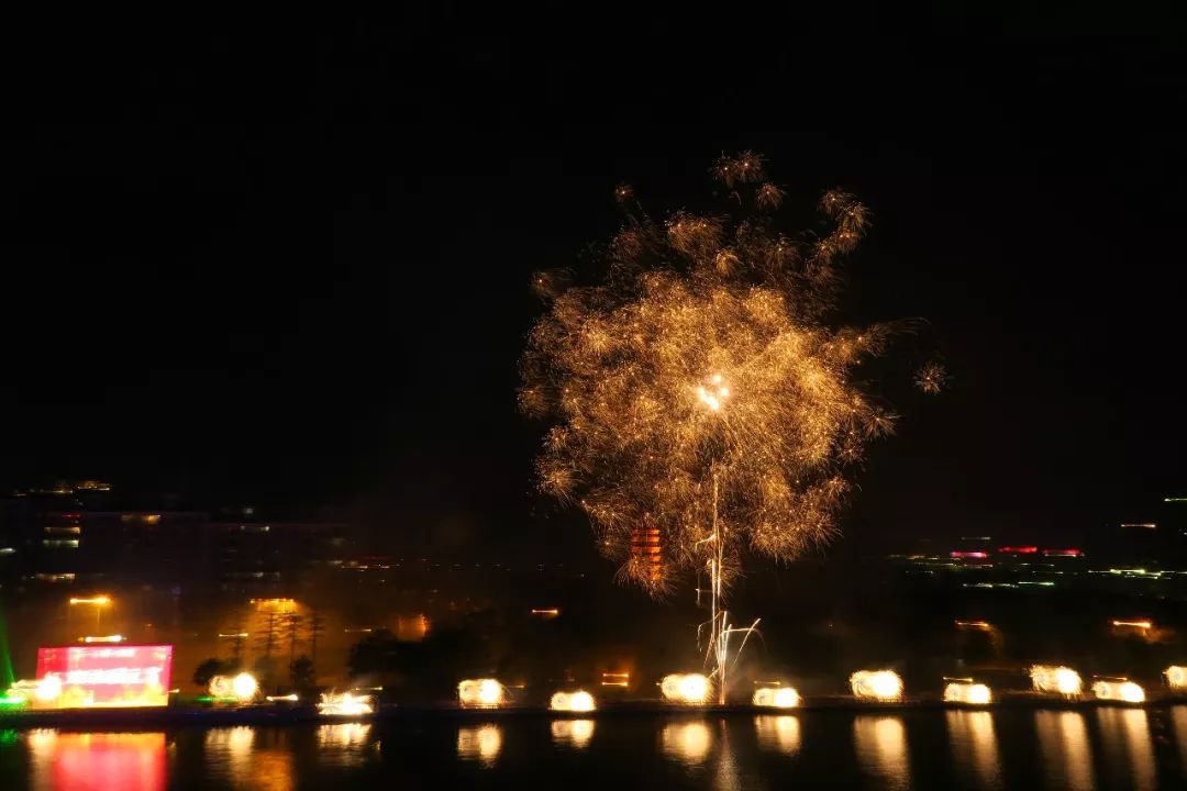 美爆了广州小蛮腰夜景,美爆了的紫色烟花