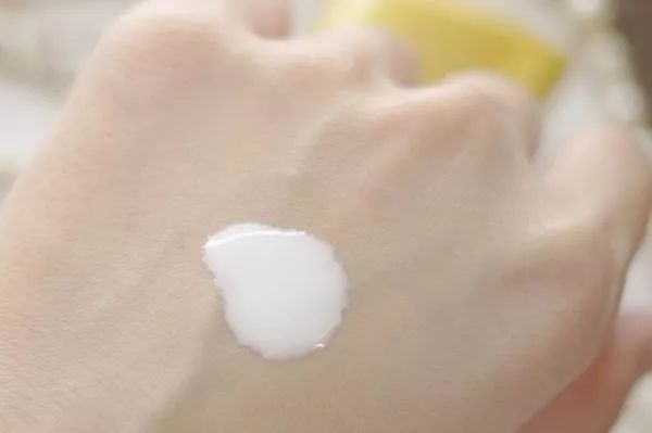 其实防晒是一年四季必备的,防晒都用不对脸上铁定老10岁