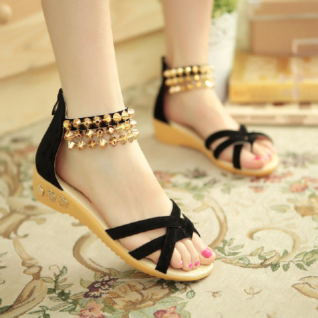 入手这三款显瘦凉鞋，让你时髦一整夏