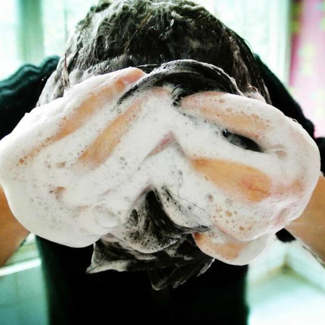 洗头掉发严重有什么方法解决,原来掉头发是有原因的