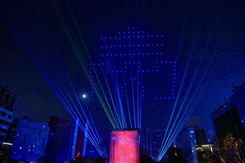 闪耀全国！500架“夜空精灵”炫舞高新，硬科技助力“西安年”完美收官！