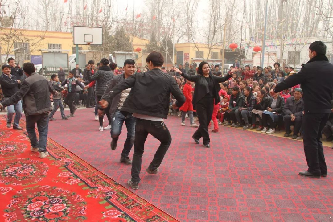 网络安全知识进农村主题宣传活动,给村民宣传网络安全知识