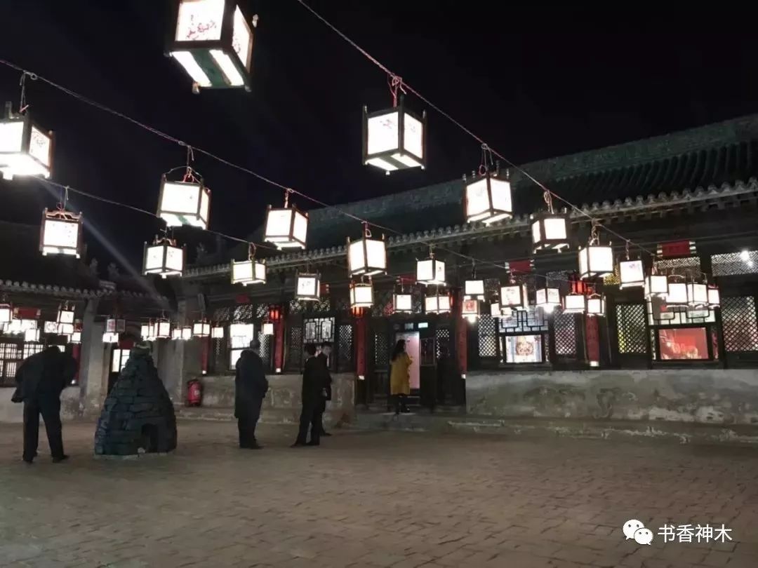 神木女人逛街,神木艺术品女孩子