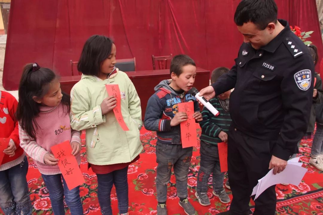 网络安全知识进农村主题宣传活动,给村民宣传网络安全知识