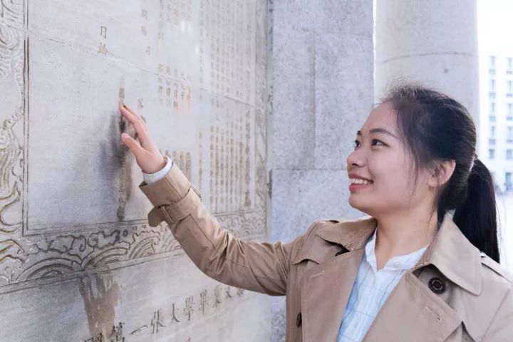 为半边天点赞,为我们的半边天点赞送花