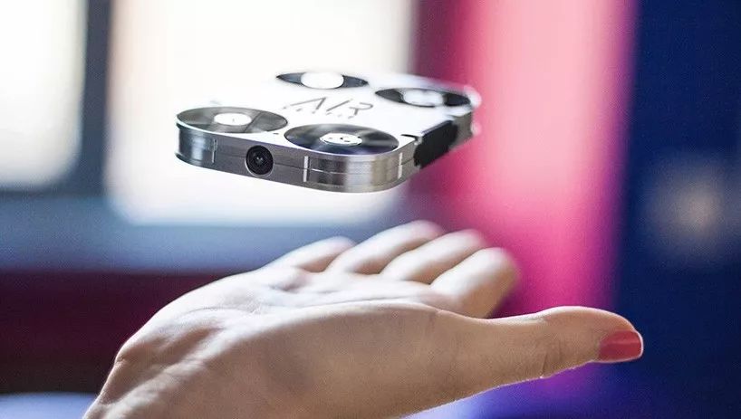 藏在手机壳里放口袋就能带走,这么小的黑科技无人机还是第一次见