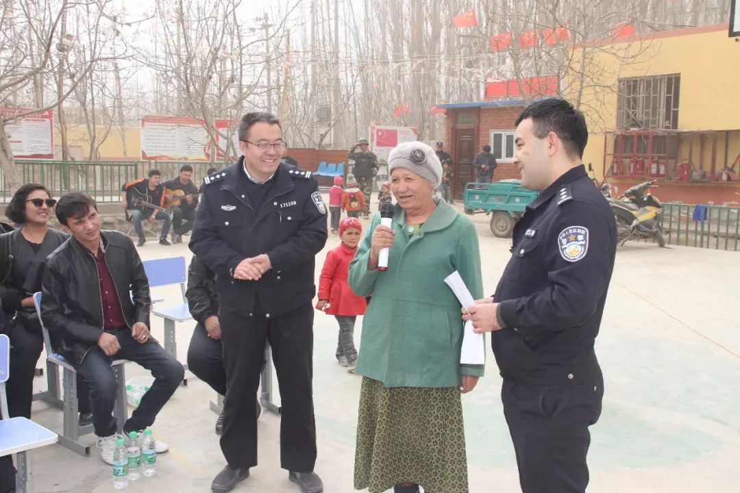 网络安全知识进农村主题宣传活动,给村民宣传网络安全知识