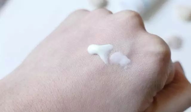 其实防晒是一年四季必备的,防晒都用不对脸上铁定老10岁