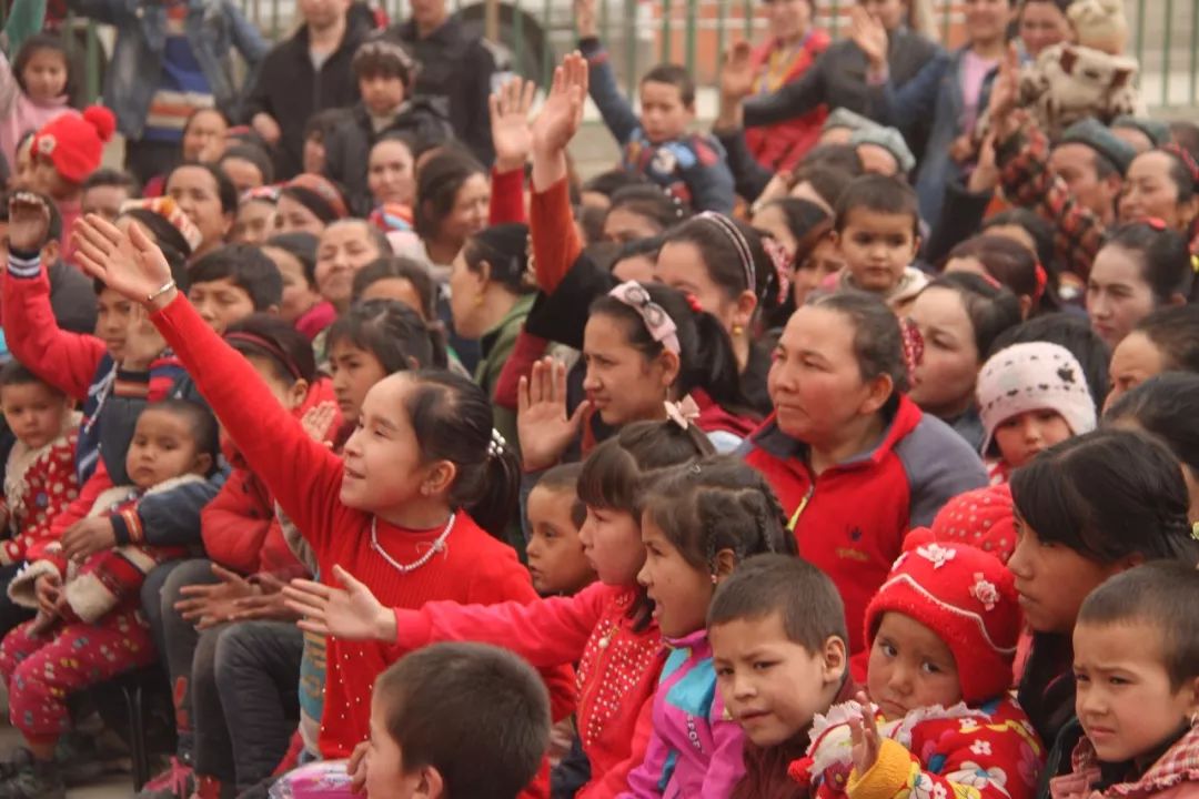 网络安全知识进农村主题宣传活动,给村民宣传网络安全知识