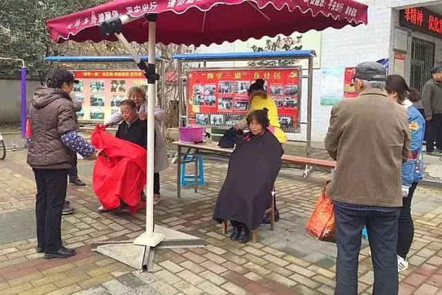 弘扬雷锋精神志愿服务暖人心,志愿者在行动践行新时代雷锋精神