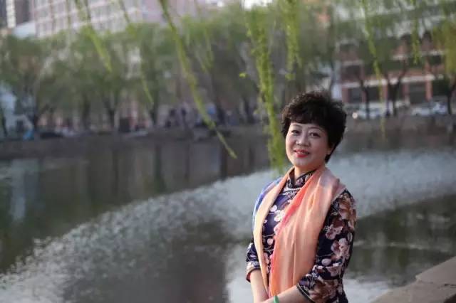 为半边天点赞,为我们的半边天点赞送花