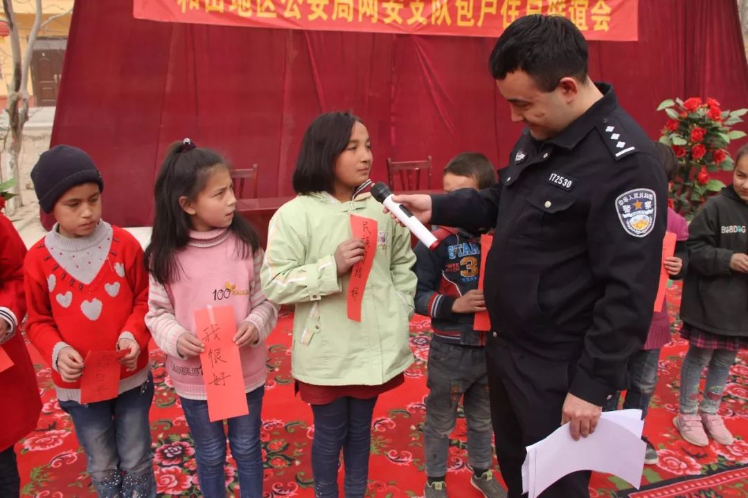 网络安全知识进农村主题宣传活动,给村民宣传网络安全知识