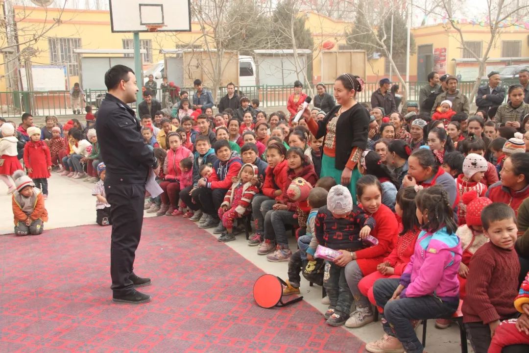 网络安全知识进农村主题宣传活动,给村民宣传网络安全知识