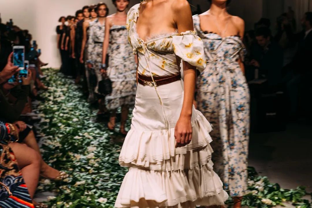 今年最流行的小方领,方领上衣高级感新款