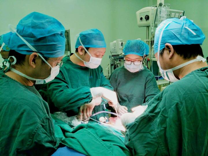 拿手术刀的女人,拿手术刀的姑娘