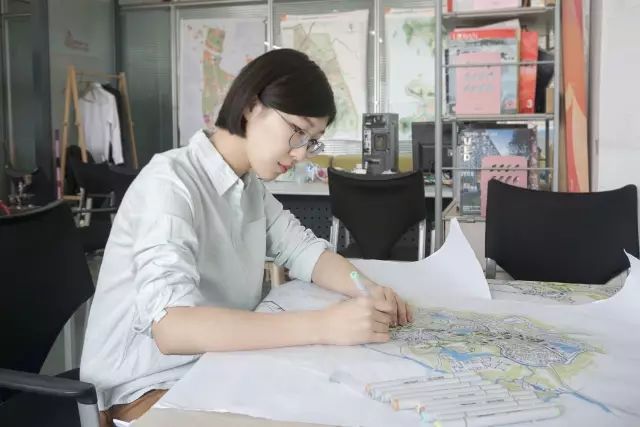 为半边天点赞,为我们的半边天点赞送花