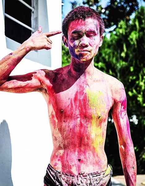 古老国度染上缤纷色彩，这样的洒红节让上帝也为之疯狂！