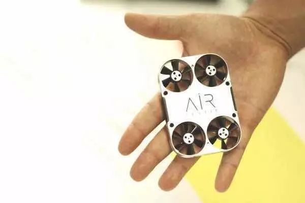 藏在手机壳里放口袋就能带走,这么小的黑科技无人机还是第一次见