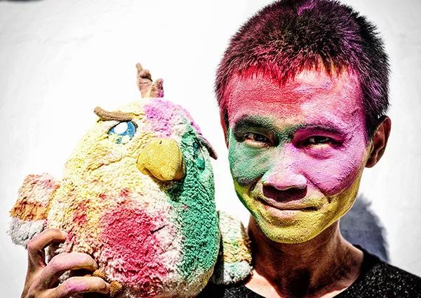 古老国度染上缤纷色彩，这样的洒红节让上帝也为之疯狂！