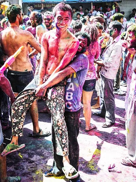 古老国度染上缤纷色彩，这样的洒红节让上帝也为之疯狂！