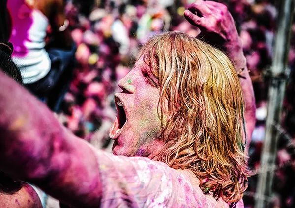 古老国度染上缤纷色彩，这样的洒红节让上帝也为之疯狂！